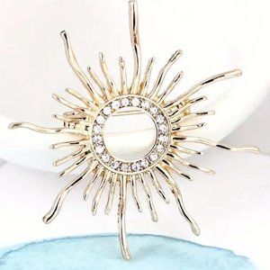 STAR EXPLOSION SUN FLARES ASTRONOMY RHINESTONE GOLDEN PIN 48